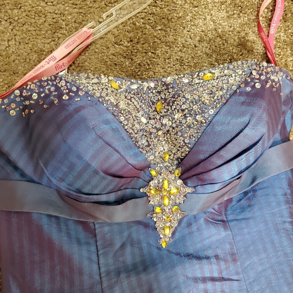 Gorgeous prom dress - Picture 3 of 4
